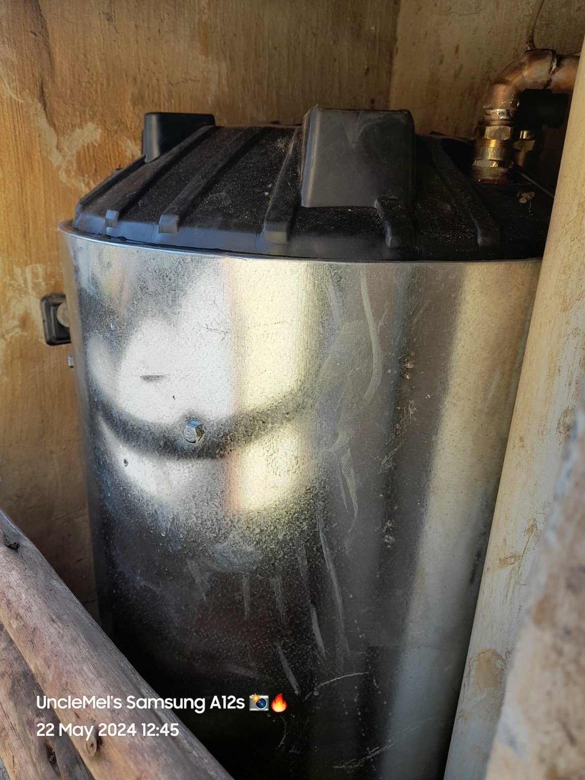 Water tank installation in a utility space